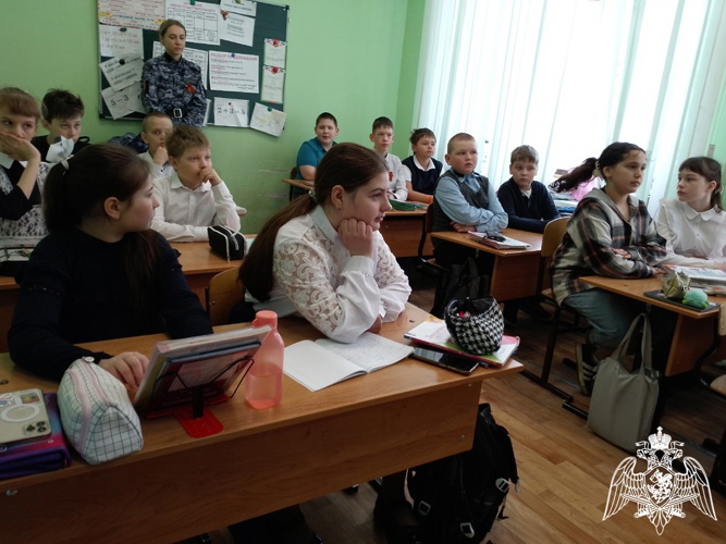 Росгвардейцы приняли участие в передаче Вечного огня в Шуваевской средней школе