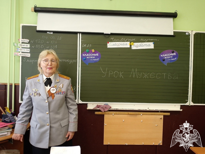 Росгвардейцы приняли участие в передаче Вечного огня в Шуваевской средней школе