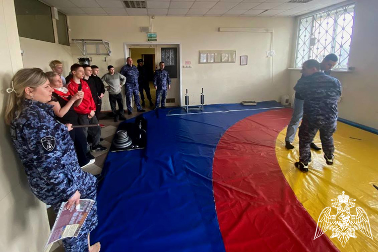 В Лесосибирске Красноярского края сотрудники Росгвардии провели «День открытых дверей» 