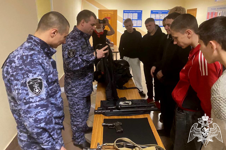 В Лесосибирске Красноярского края сотрудники Росгвардии провели «День открытых дверей» 