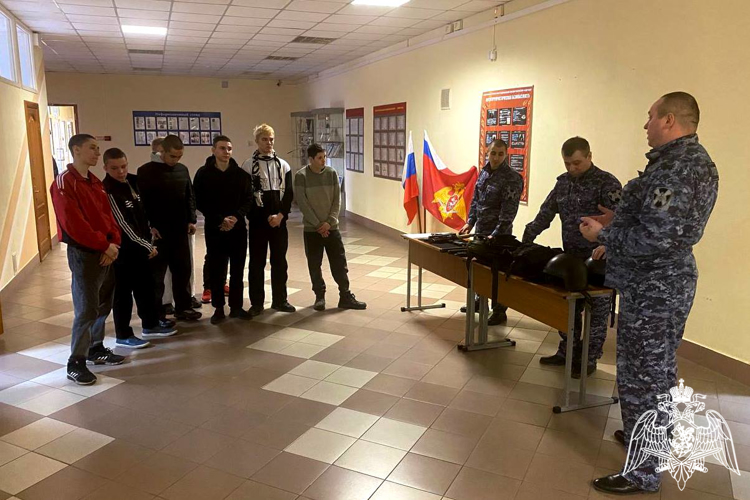 В Лесосибирске Красноярского края сотрудники Росгвардии провели «День открытых дверей» 