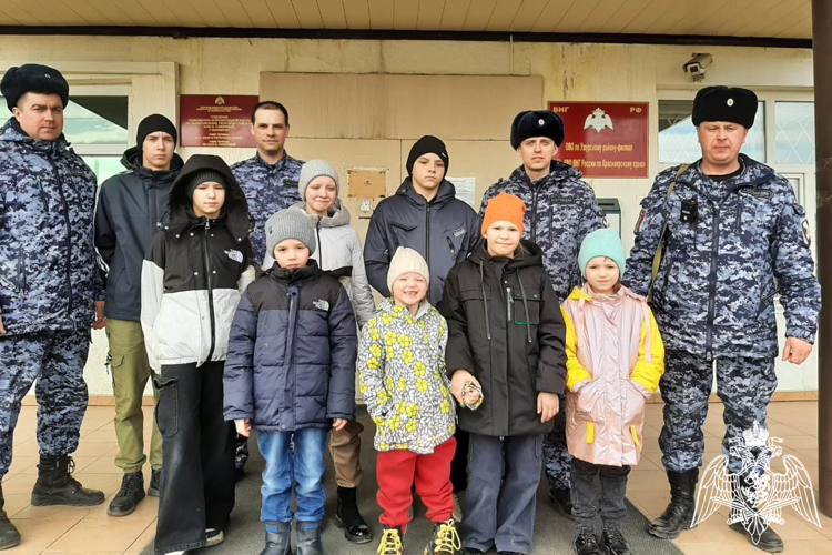 Росгвардейцы провели  экскурсию для воспитанников центра семьи и детей «Ужурский»