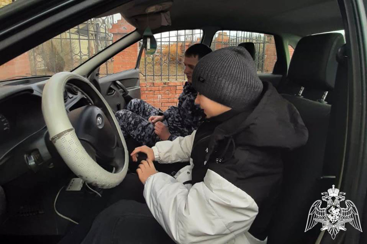 Росгвардейцы провели  экскурсию для воспитанников центра семьи и детей «Ужурский»