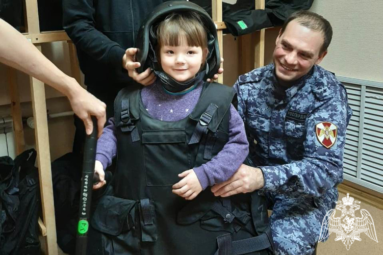 Росгвардейцы провели  экскурсию для воспитанников центра семьи и детей «Ужурский»