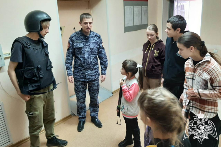 Росгвардейцы провели  экскурсию для воспитанников центра семьи и детей «Ужурский»