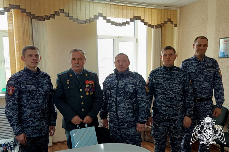 Ужурские Росгвардейцы поздравили ветерана органов внутренних дел с профессиональным праздником