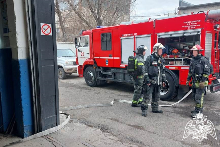 В Красноярске росгвардейцы и сотрудники МЧС отработали действия при пожаре на базе ОМОНа «Заслон»