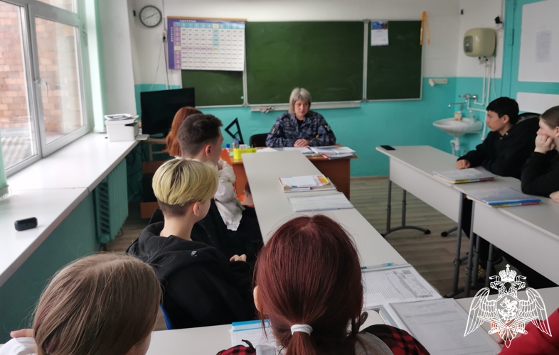 Офицер Росгвардии рассказала школьникам о возможности поступления в ведомственные институты