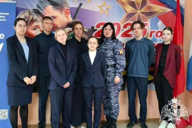 В Красноярском крае сотрудник Росгвардии провела "Урок мужества" о героях Росгвардии