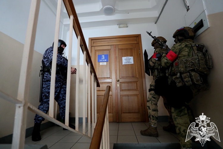 Росгвардия провела межведомственные учения в образовательном учреждении Красноярска
