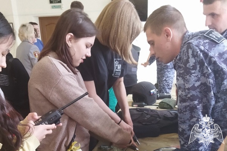 Росгвардейцы провели для школьников  День открытых дверей в своем подразделении