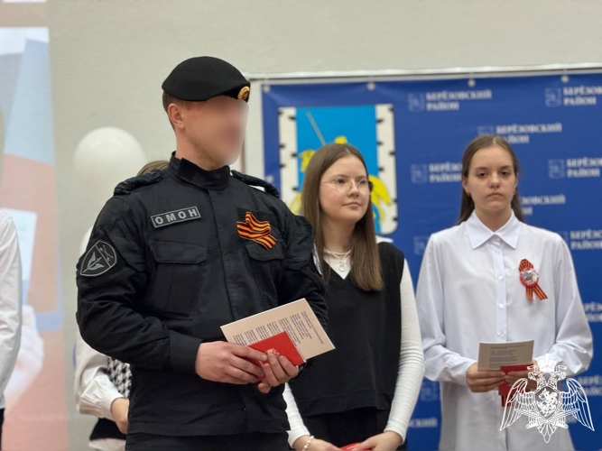 Красноярские сотрудники спецподразделения вручили паспорта юным россиянам  