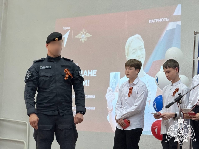 Красноярские сотрудники спецподразделения вручили паспорта юным россиянам  