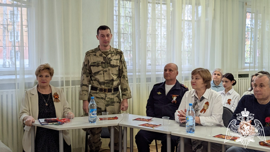 В Железногорске военнослужащий Росгвардии принял участие в жюри творческого конкурса ко Дню Победы