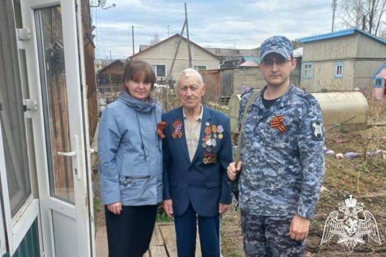 В поселке Богучаны росгвардейцы поздравили ветерана Великой Отечественной войны с Днём Победы  