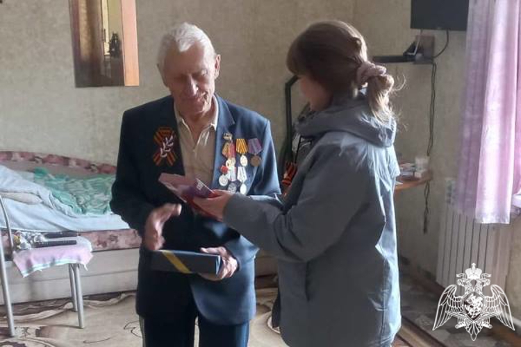 В поселке Богучаны росгвардейцы поздравили ветерана Великой Отечественной войны с Днём Победы  