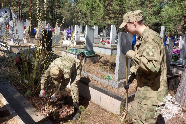В Зеленогорске военнослужащие Росгвардии навели порядок на могилах ветеранов Великой Отечественной войны