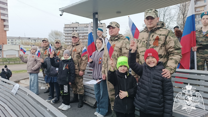 Зеленогорские росгвардейцы со своими детьми исполнили военные песни