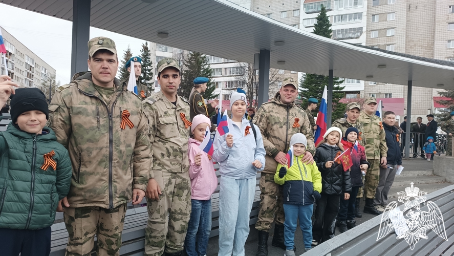 Зеленогорские росгвардейцы со своими детьми исполнили военные песни