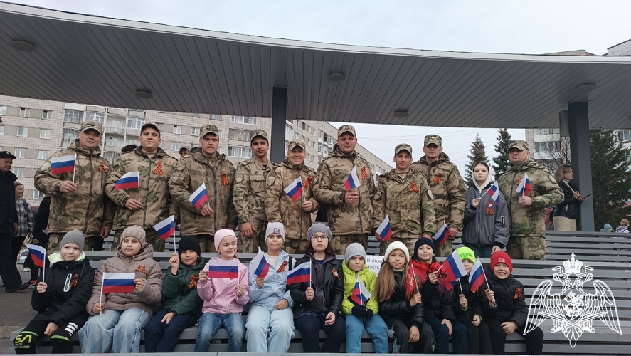 Зеленогорские росгвардейцы со своими детьми исполнили военные песни