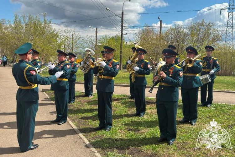 В Красноярске военнослужащие приняли участие в открытии мемориальной доски  Ивану Забобонову