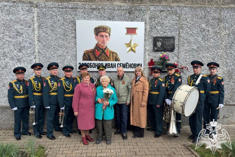 В Красноярске военнослужащие приняли участие в открытии мемориальной доски  Ивану Забобонову