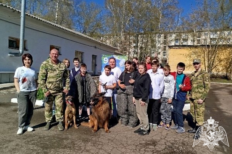 Для школьников и юных железногорцев из детского дома  военнослужащие провели мастер-класс