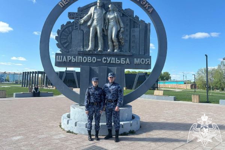 В Шарыпово росгвардейцы вернули родителям потерявшегося ребенка