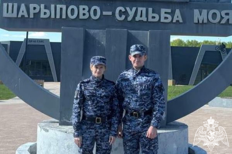 В Шарыпово росгвардейцы вернули родителям потерявшегося ребенка