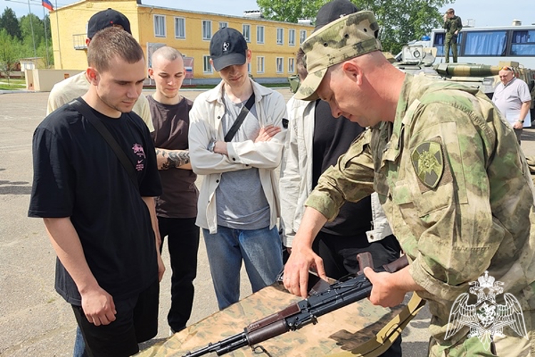 Зеленогорские военнослужащие Росгвардии пожелали успехов призывникам