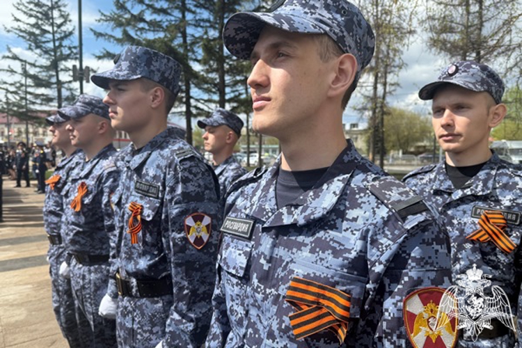 В Красноярске молодые росгвардейцы торжественно приняли Присягу