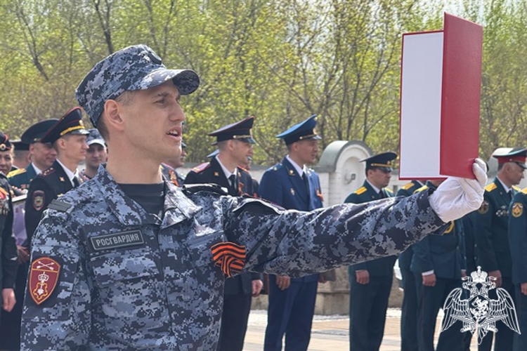 В Красноярске молодые росгвардейцы торжественно приняли Присягу