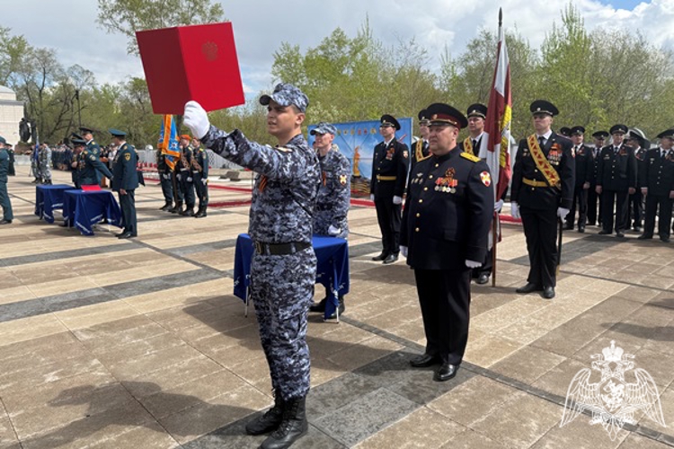 В Красноярске молодые росгвардейцы торжественно приняли Присягу
