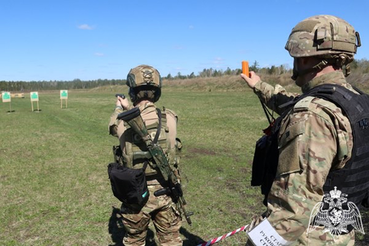 В Красноярске сотрудники спецназа Росгвардии сдали зачеты на право ношения знака отличия