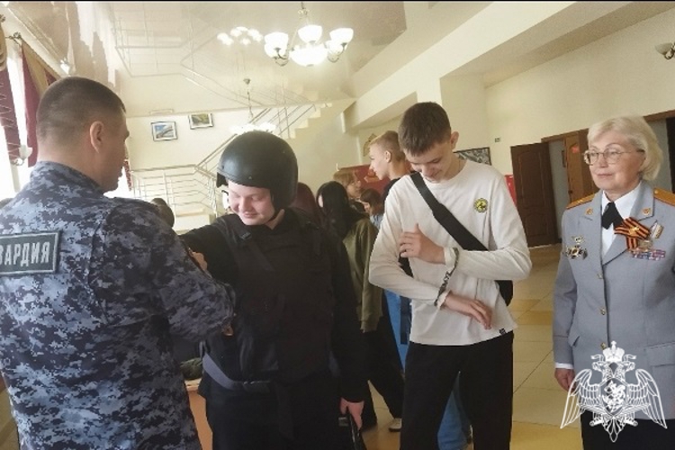 Росгвардейцы провели для школьников  День открытых дверей в своем подразделении