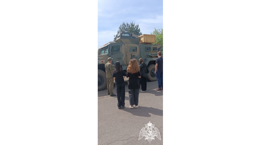 Железногорские военнослужащие Росгвардии провели день открытых дверей для учащихся школы