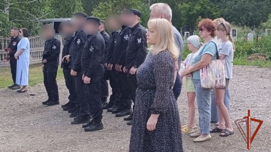 В Красноярском крае сотрудники и военнослужащие спецподразделений Росгвардии приняли участие в открытии памятного мемориала в честь участников СВО