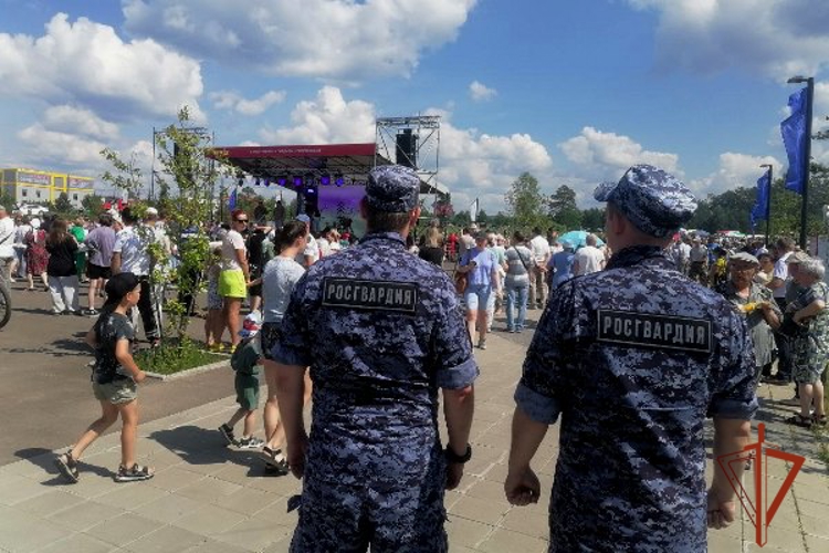 Сотрудники Росгвардии обеспечили безопасность празднования Дня молодежи в Красноярском крае 