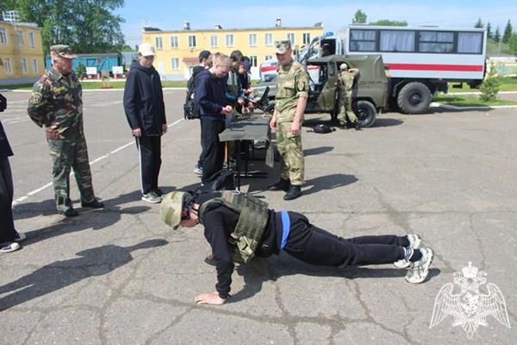 В зеленогорской воинской части Росгвардии для старшеклассников прошли учебные сборы военной службы