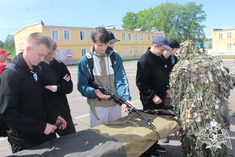 В зеленогорской воинской части Росгвардии для старшеклассников прошли учебные сборы военной службы