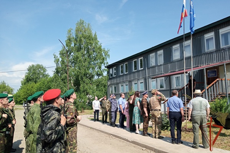 Шарыповские росгвардейцы провели военные сборы для десятиклассников
