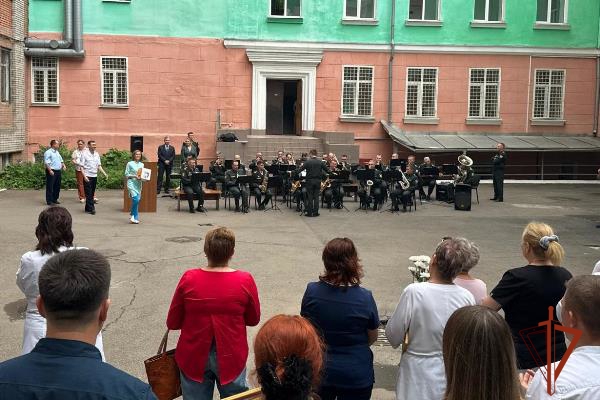 Красноярские военные музыканты Росгвардии поздравили медицинских работников