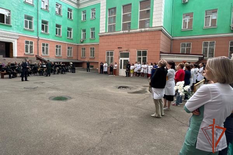 Красноярские военные музыканты Росгвардии поздравили медицинских работников