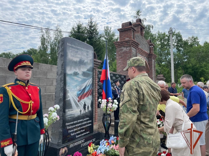В Красноярском крае сотрудники и военнослужащие спецподразделений Росгвардии приняли участие в открытии памятного мемориала в честь участников СВО
