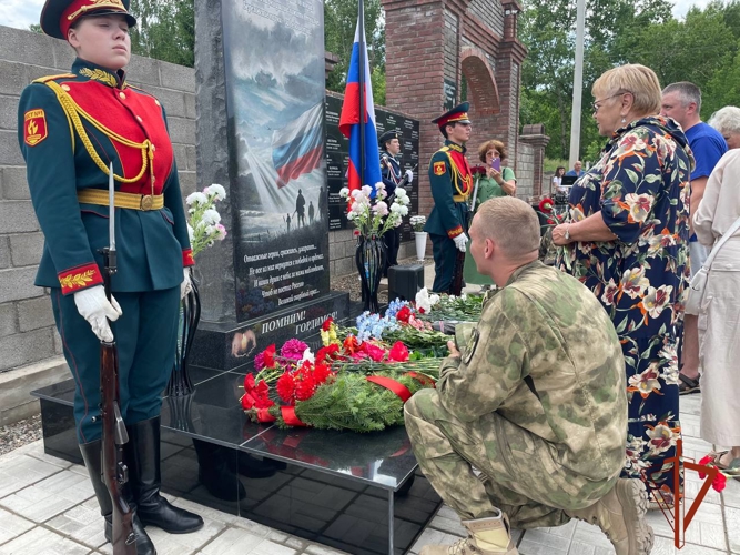 В Красноярском крае сотрудники и военнослужащие спецподразделений Росгвардии приняли участие в открытии памятного мемориала в честь участников СВО