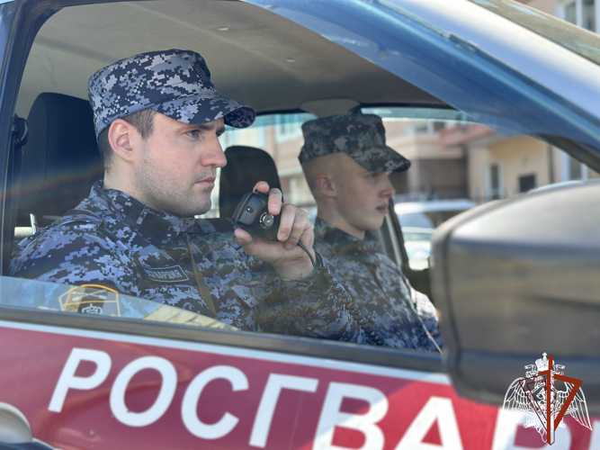 В Красноярске сотрудники Росгвардии задержали подозреваемого в кражах одежды из торгового центра