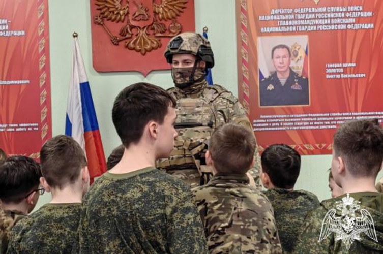 СОБР Росгвардии в Норильске провёл День открытых дверей для участников детского патриотического лагеря «Мальчишки Севера»