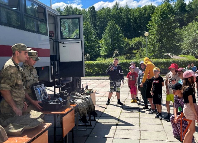 «Каникулы с Росгвардией»: росгвардейцы провели показательные занятия для юных зеленогорцев