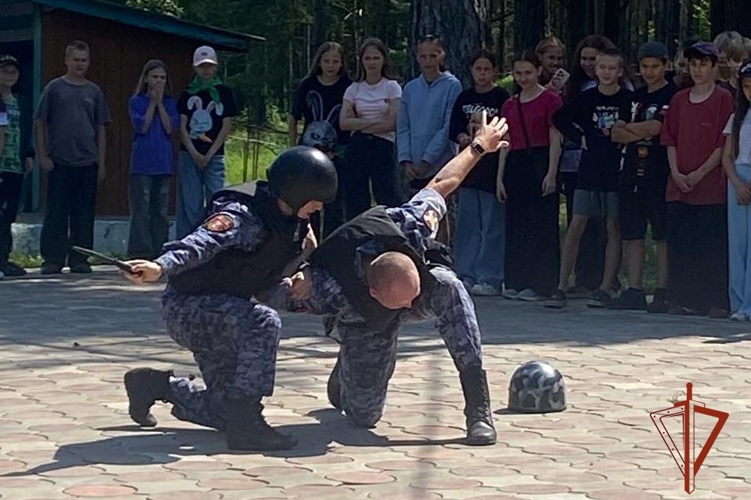 Назаровские росгвардейцы провели акцию «Каникулы с Росгвардией» в детском лагере «Спутник»