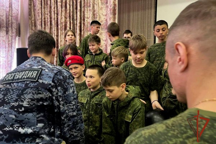 "Каникулы с Росгвардией": Росгвардейцы провели урок мужества для юных Норильчан